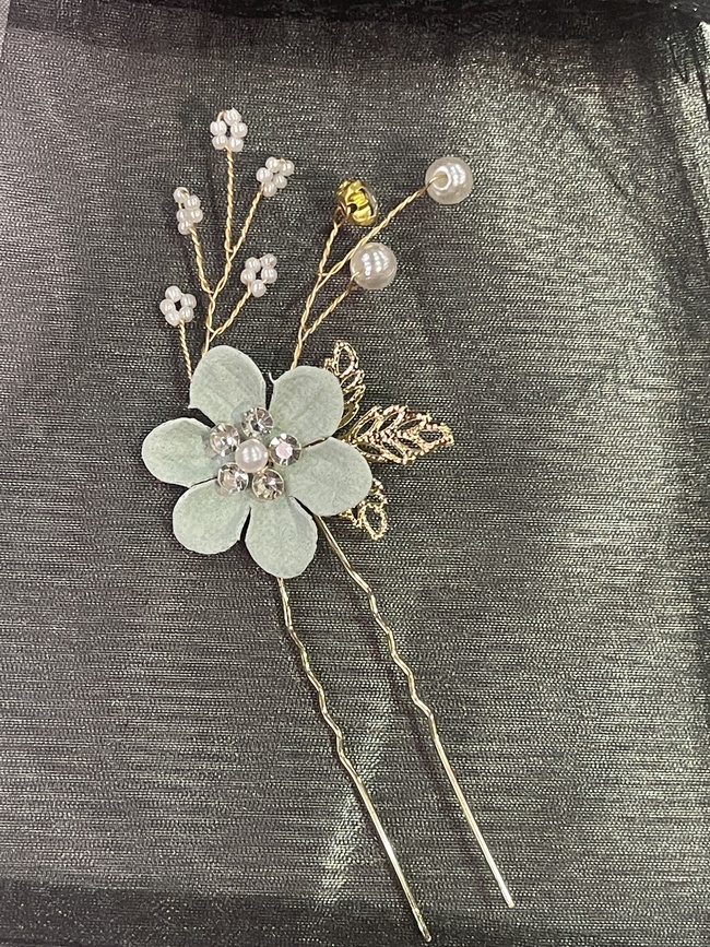Small Blue Flower with Pearls (Gold Setting)  Single Pin