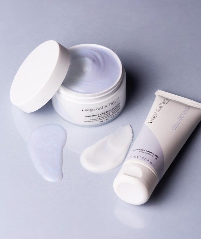 TEXTURISING FACE MASK  Ihoa hellävaraisesti kuoriva ja ihonsävyä tasoittava raikkaan geelimäinen voidenaamio.