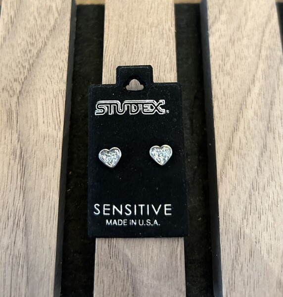 6mm Clear Heart Earrings (silver)